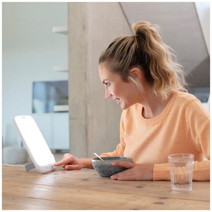 Compact daylight and light therapy lamp