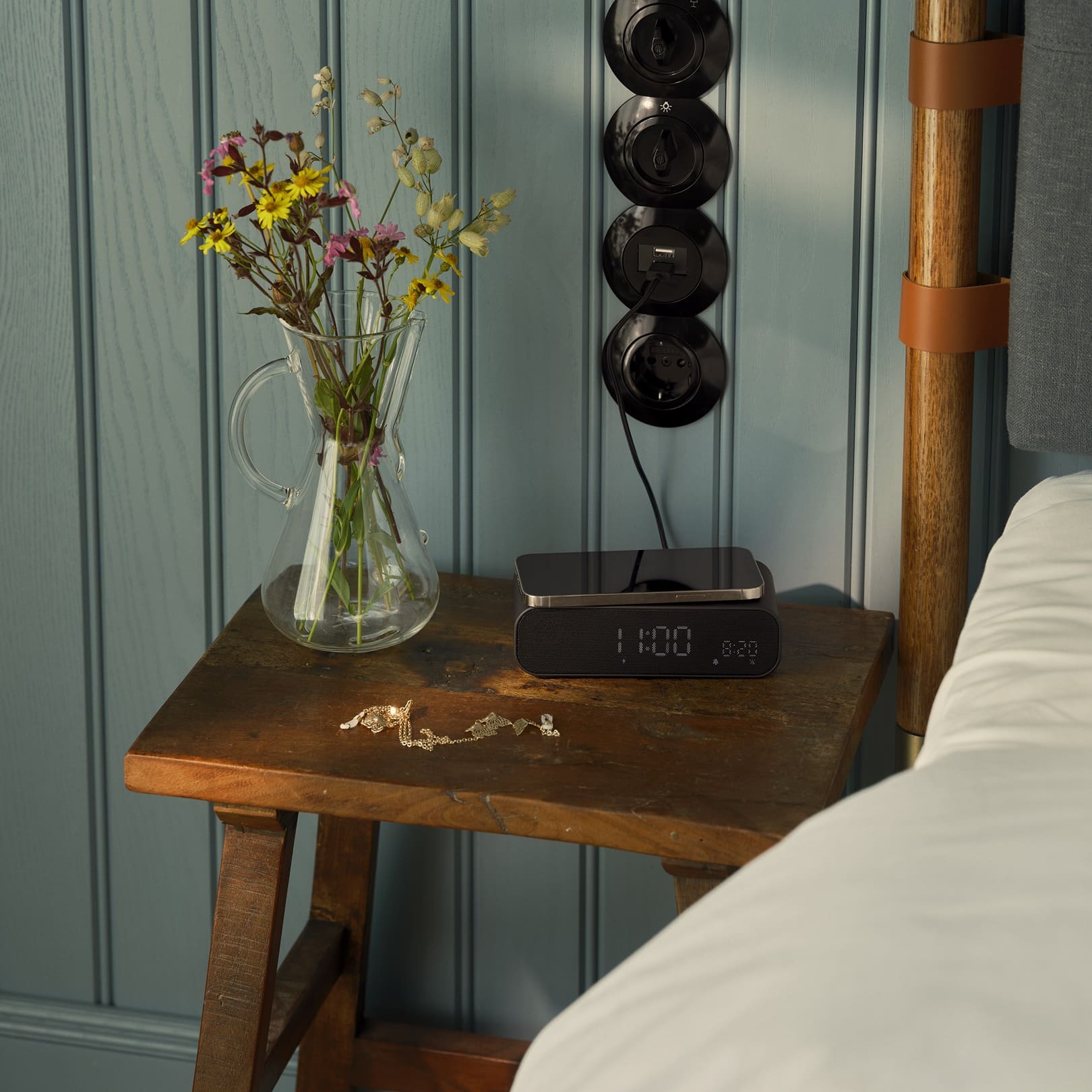 Wakie Clock /Alarm clock /charger/speaker/wake-up light - Image 2