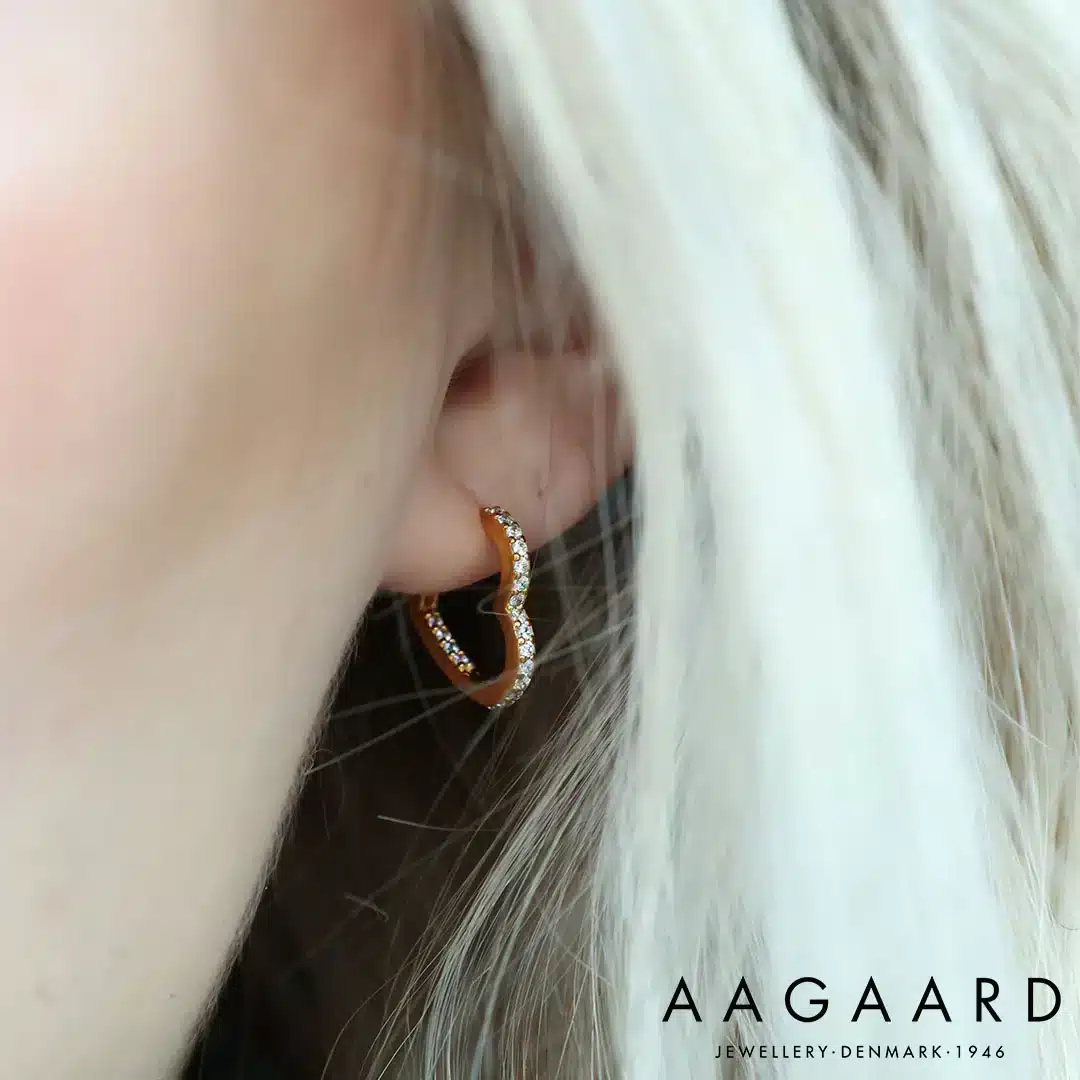 Heart hoop earrings in gold-plated sterling silver with cubic zirconia - Image 3