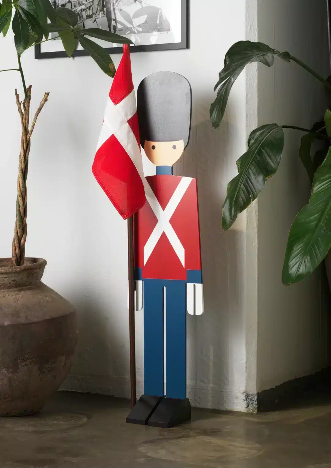 Guardsman with flag – 108 cm - Image 2